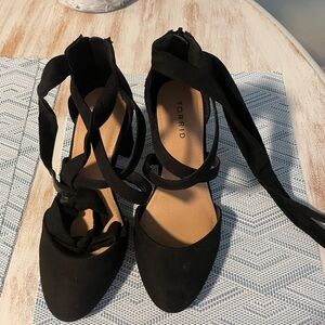 Size 7ww Torrid block heel shoe with ribbon leg tie.